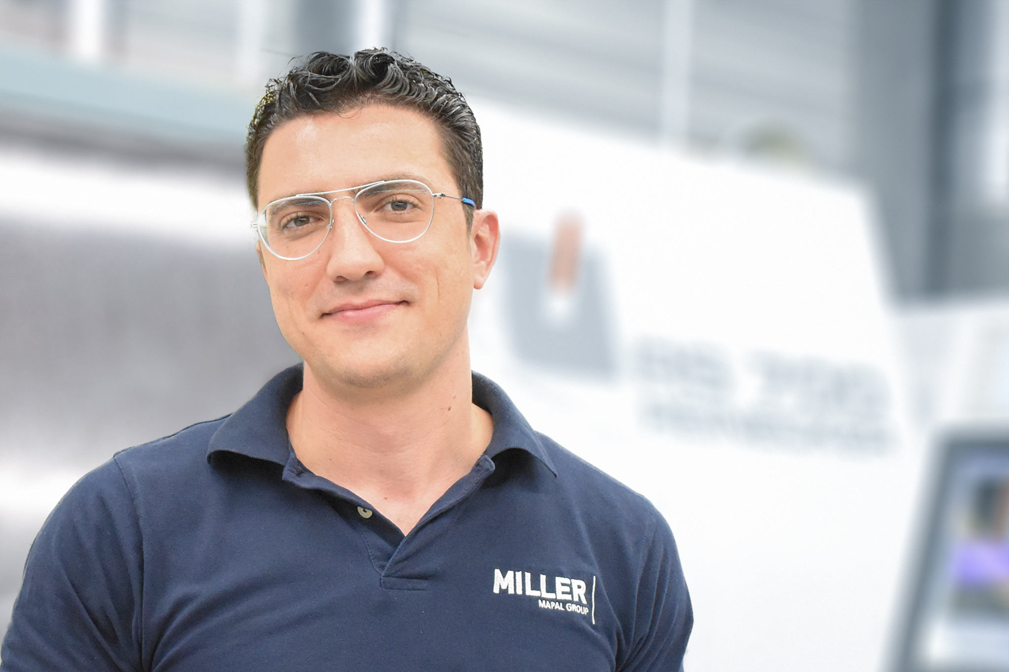Auf dem Bild ist Bakr Chareeb zu sehen, CNC-Rundschleifer am Standort Altenstadt.