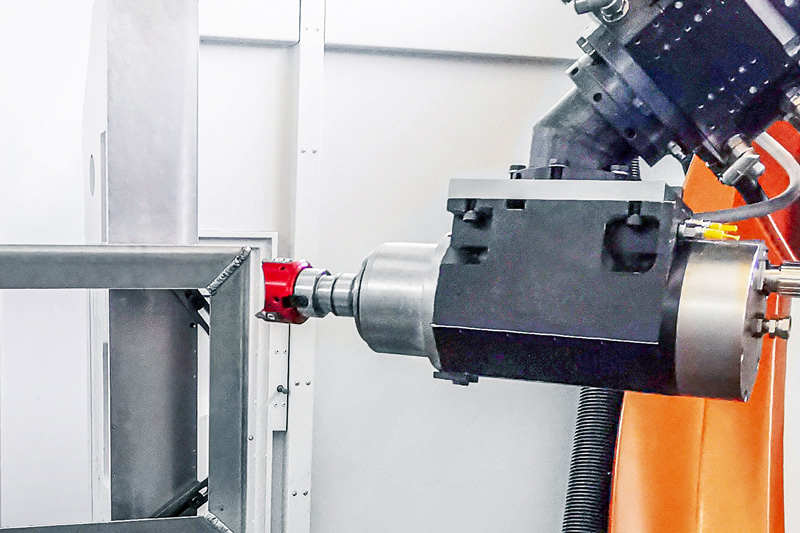 Der PKD-Fräser FlyCutter von MAPAL eingespannt im Roboter von KADIA vor der Batteriewanne.