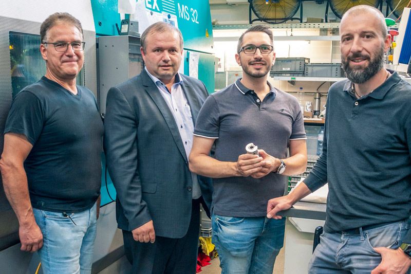 Das Bild zeigt Emil Hugentobler (W. E. Schultz), Andreas Mollet und Patrick di Cataldo (MAPAL) mit Alexander Jaksch (W. E. Schultz).