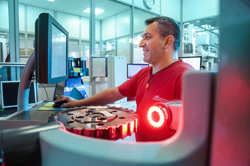 A Hitachi employee measures a disc milling cutter from MAPAL on the setting fixture in the configuration area.