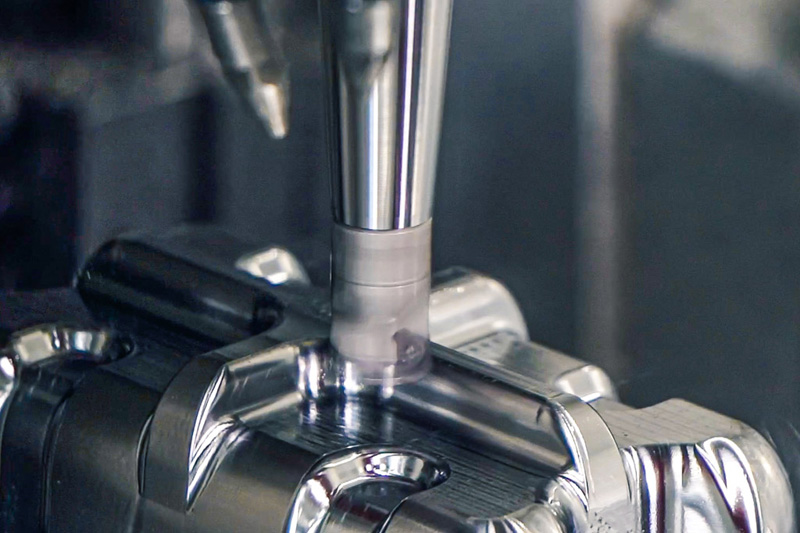 Der radiale Wendeschneidplattenfräser NeoMill-3D-Finish im Einsatz auf der Maschine.