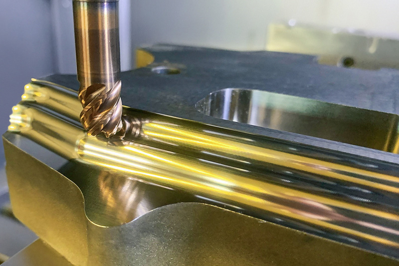 Ein Eckradiusfräser OptiMill-3D-CR-Hardened von MAPAL beim Einsatz auf der Maschine.