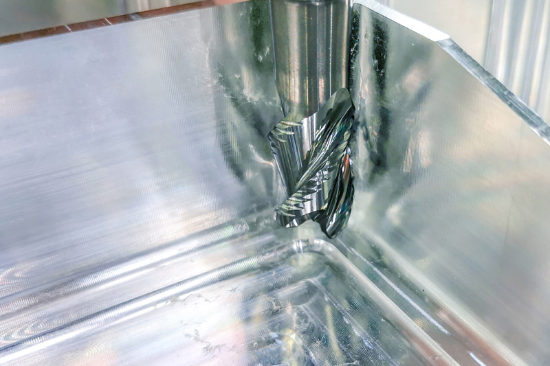 Der OptiMill-SPM-Rough Schruppfräser aus Vollhartmetall beim Bearbeiten eines Aluminiumbauteils.