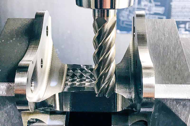 Ein Linsenkopffräser in Sonderausführung, gespannt im Hydrodehnspannfutter UNIQ Mill Chuck in der Maschine.